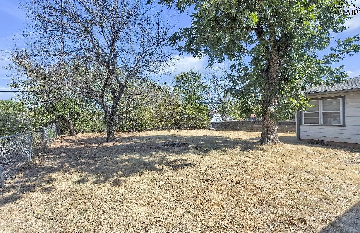 3 bed, 1.0 bath, 1194 sqft, $1,350 — Photo 3