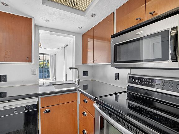 3rd image of 1531 SE 15th Street #8
