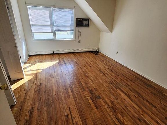 2nd image of 1310 E Henry St
