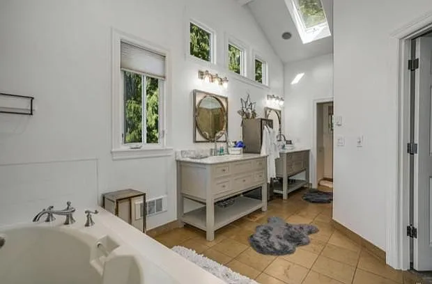 13130 Holmes Point Dr NE — Photo 10