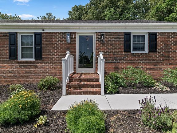 3rd image of 108 Wooldridge Cir