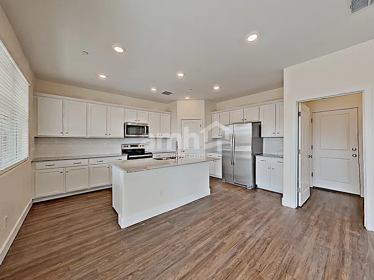 5949 W Columbine Dr — Photo 2