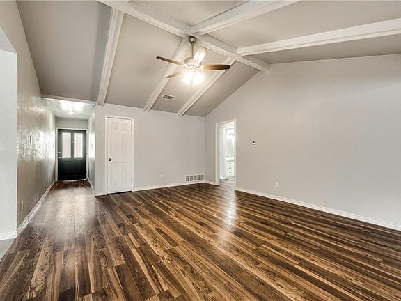 4th image of 829 Kelley Dr