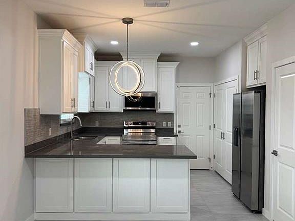 4th image of 1000 N Clarence Ave #3