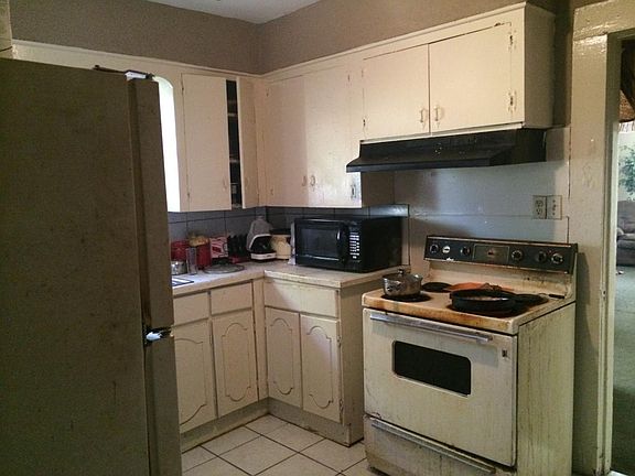 3rd image of 2936 Desoto St