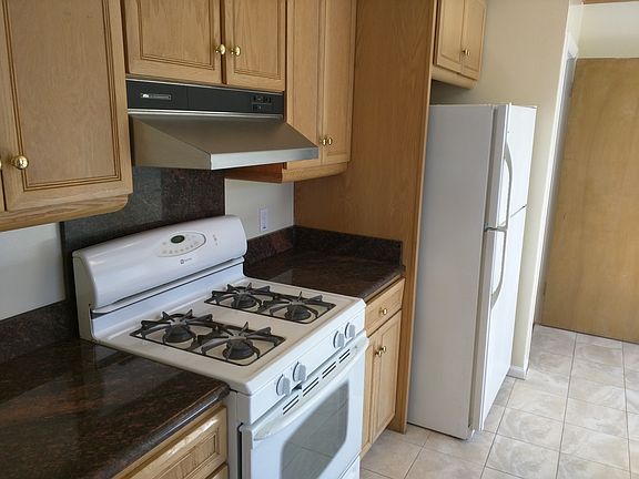4th image of 17 Mayfair Dr