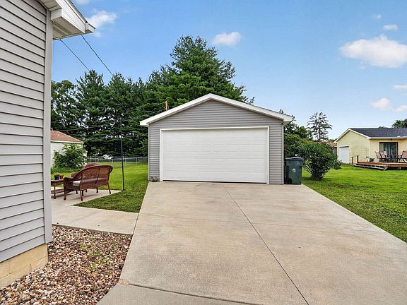 2nd image of 1239 Wren Rd