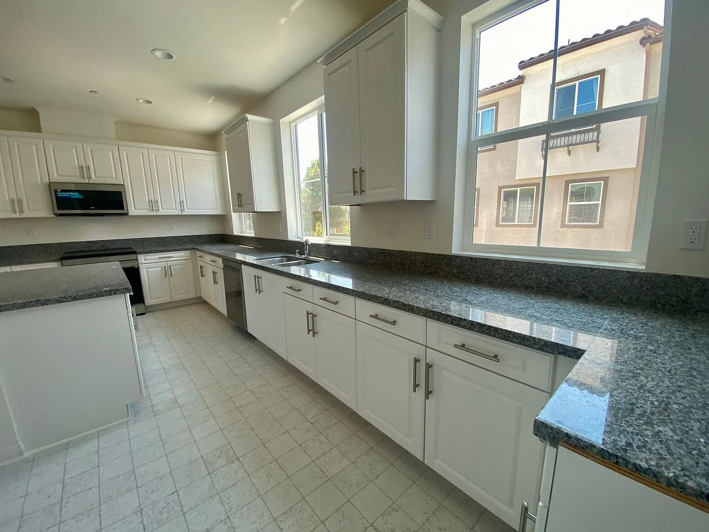 Oceanside New 4Bed 3.5 Bath 2 Car garage Granite Kitchen Luxury Townhome $4150 — Photo 1