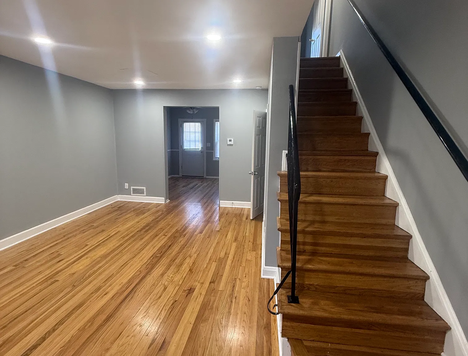 3 bed, 1024 sqft, $2,100 — Photo 3