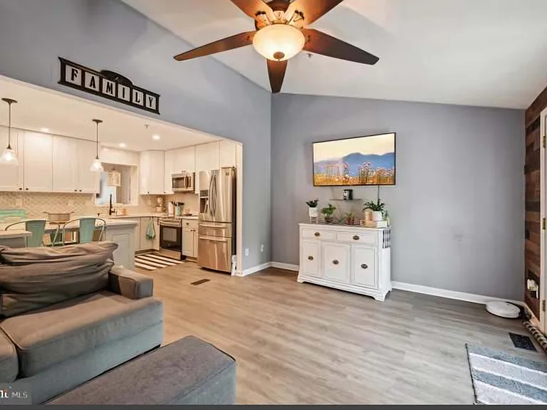 4408 Danbury Sq — Photo 8