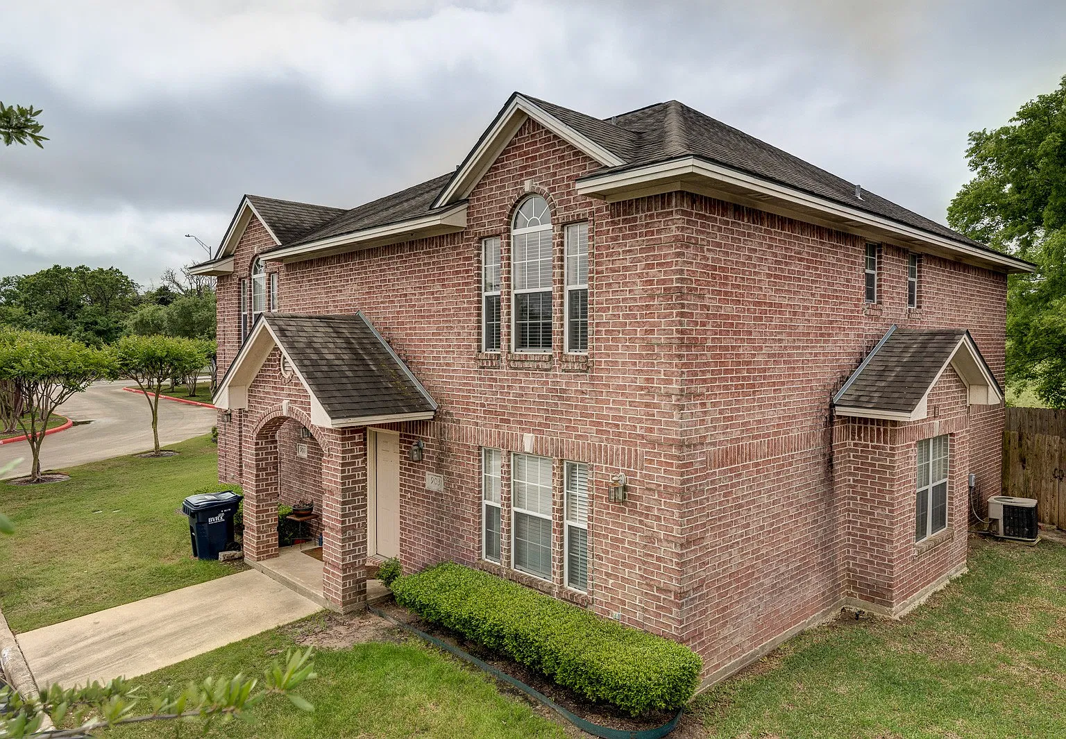 3 bed, 3.5 bath, 1540 sqft, $2,100 — Photo 1