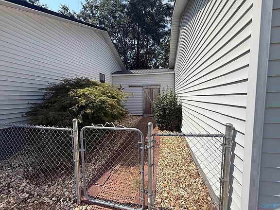 5th image of 50 Merry Wood Dr