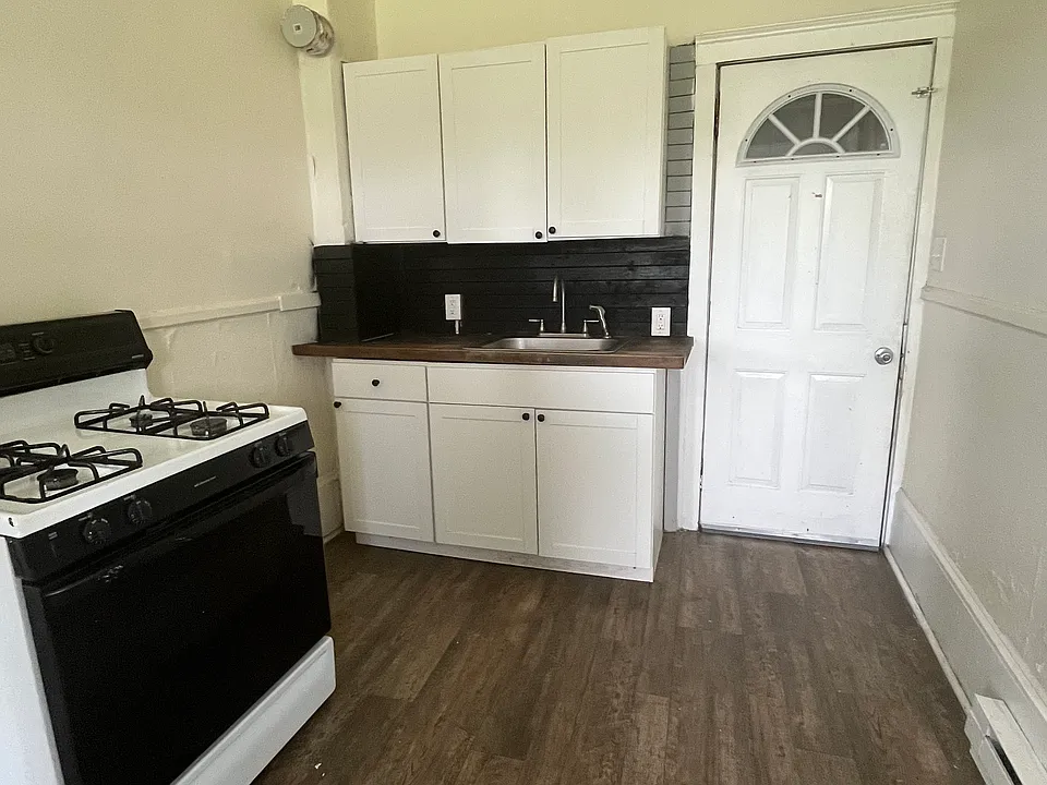 598 Main St #3