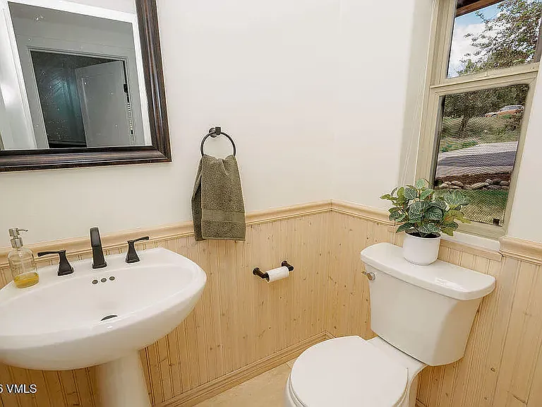 752 Mesa Dr — Photo 4