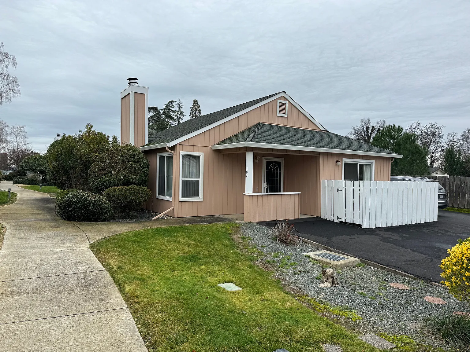 109 Marina Dr S photo 1