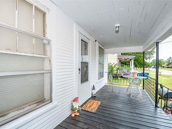 3rd image of 618 S Dewey Ave