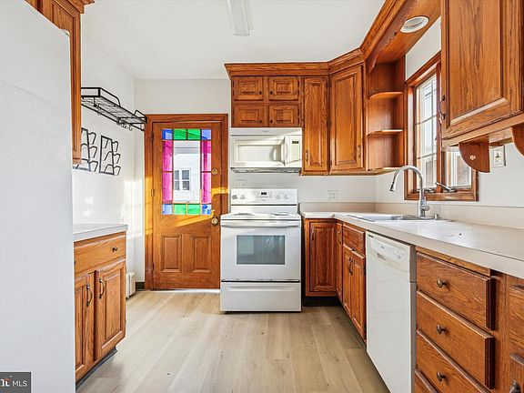 5th image of 143 W Montgomery Ave