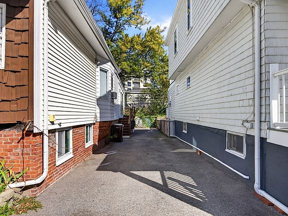 4th image of 40 Avalon St