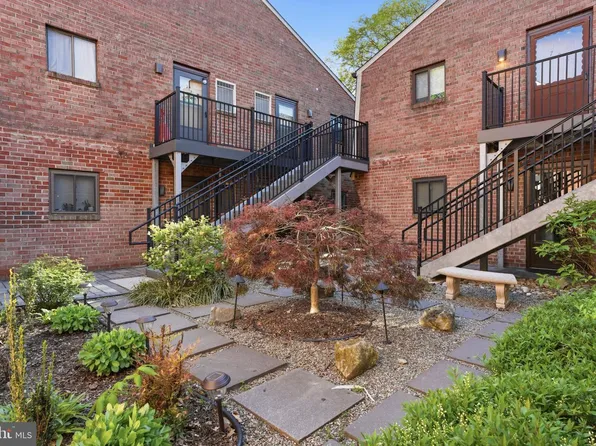 702 Meadow Woods Ln, Lawrence Township, NJ 08648