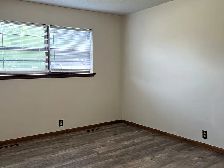 3329-3331 Hawthorn Dr — Photo 5
