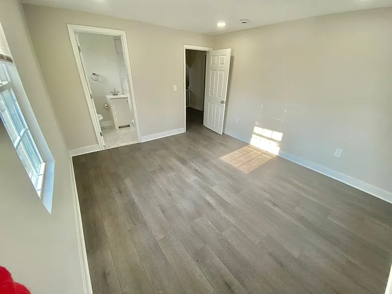 1225 Linden Ave — Photo 5