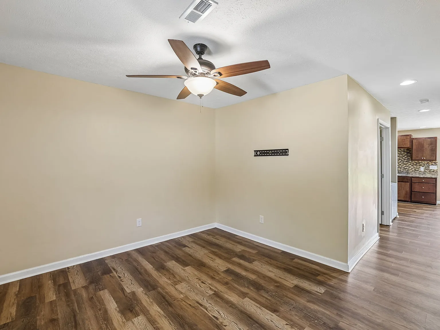 3 bed, 1100 sqft, $1,400 — Photo 4