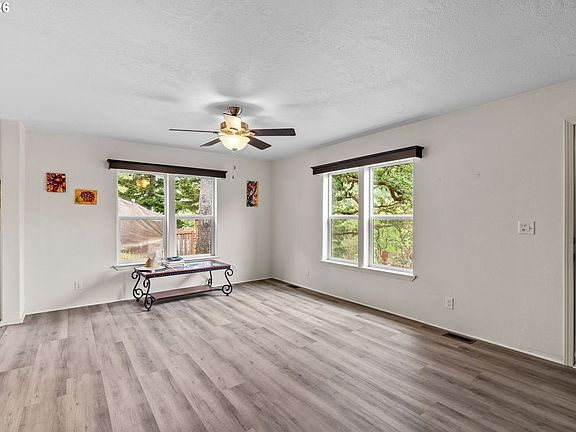 4th image of 1424 Ridge Ave