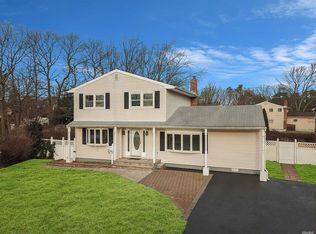 15 Circle Ln, Bay Shore, NY 11706