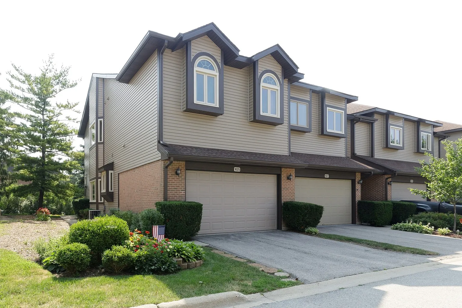 1025 Arbor Ct photo 1
