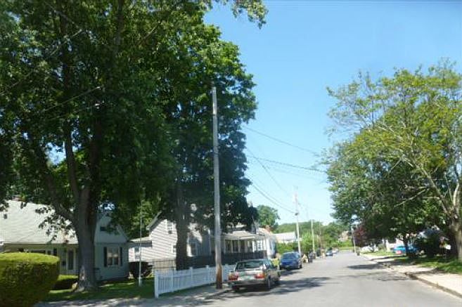 2nd image of 52 East St