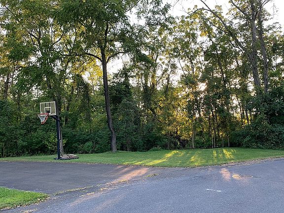 2nd image of 8 Wooded Run Dr