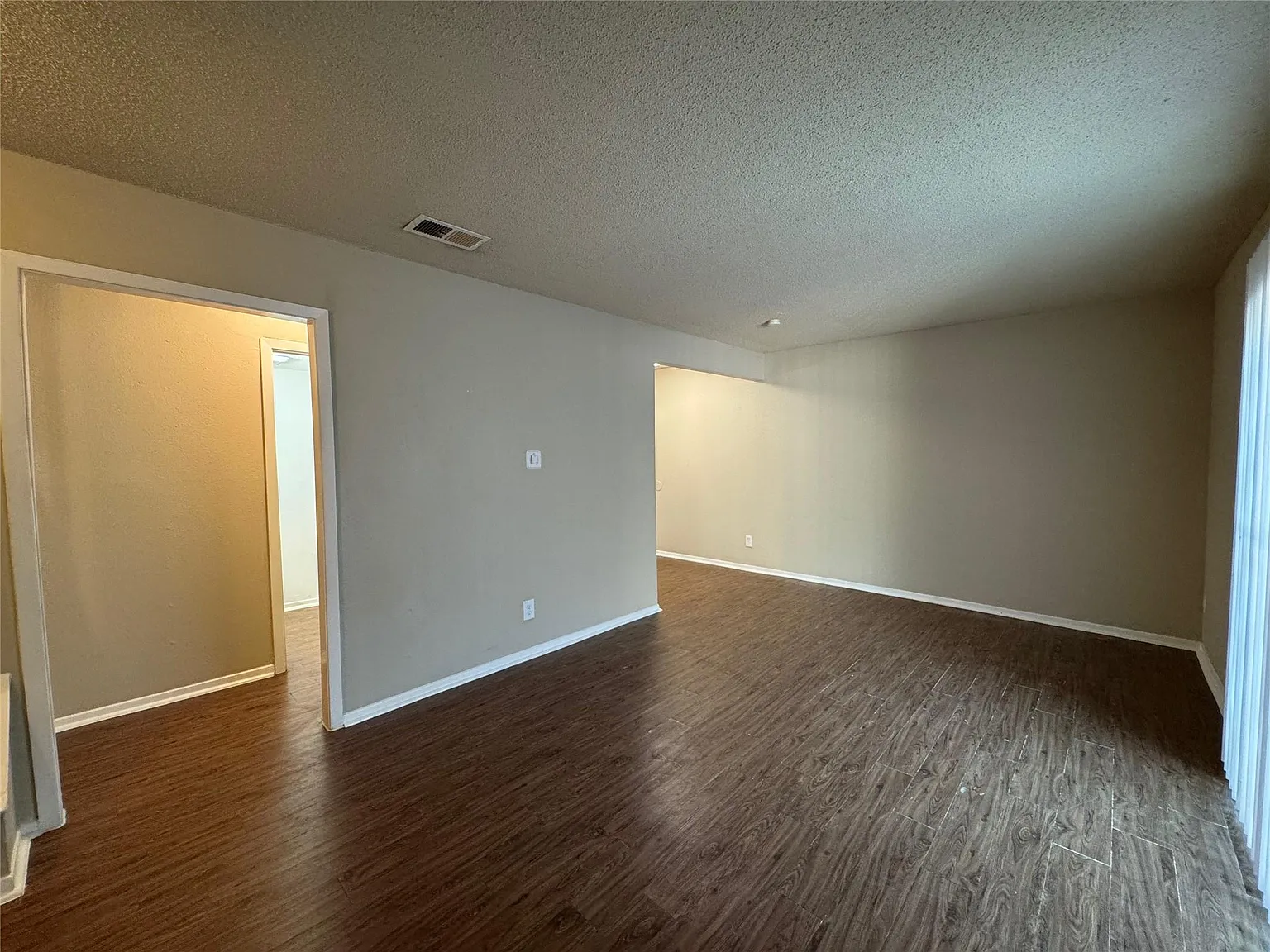2 bed, 1.5 bath, 902 sqft, $1,358 — Photo 4