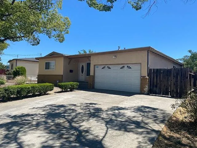 201 Thomas Way photo 1