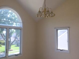 12 Snowbird Ln, Levittown, NY 11756