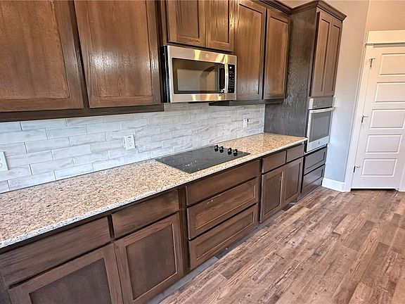 5th image of 124 Savage Cir