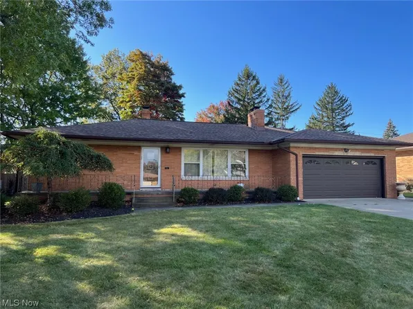 952 E Parkhaven Dr, Seven Hills, OH 44131
