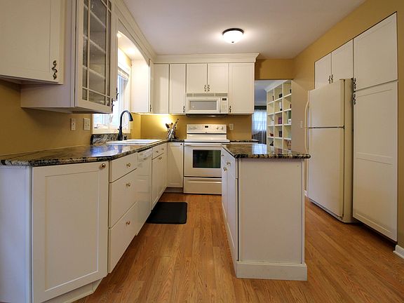 5th image of 320 S Moorland Dr