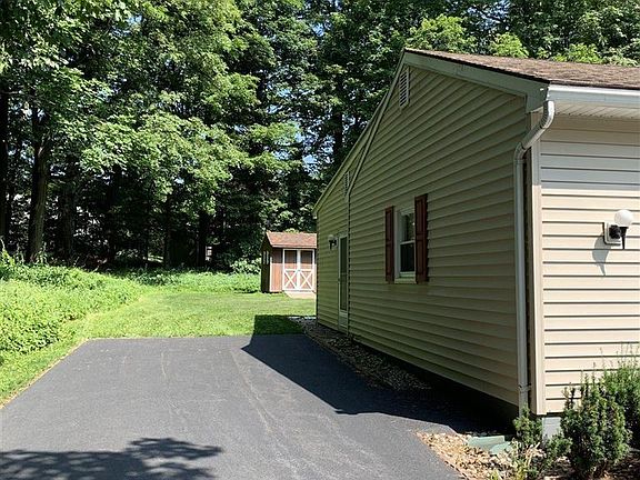 5th image of 25 Edgewood Dr