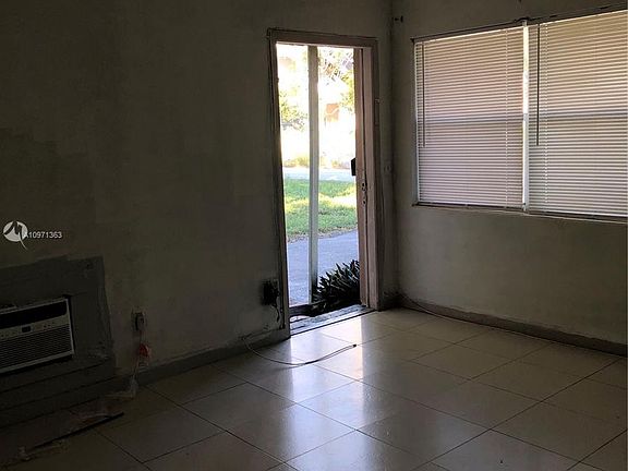 5th image of 2915 NE 214th St APT 3