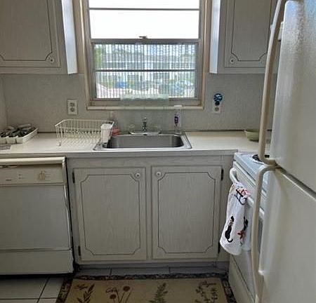 3rd image of 329 Farnham Cres #P