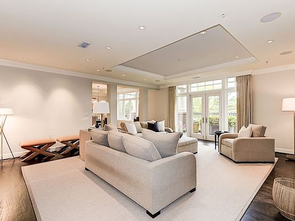 Spacious & bright Living Room