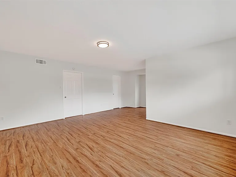 500 N Post Oak Ln — Photo 31