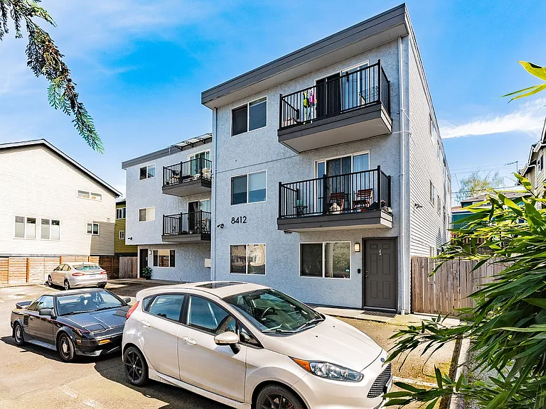 Del-View Apartments — Photo 1