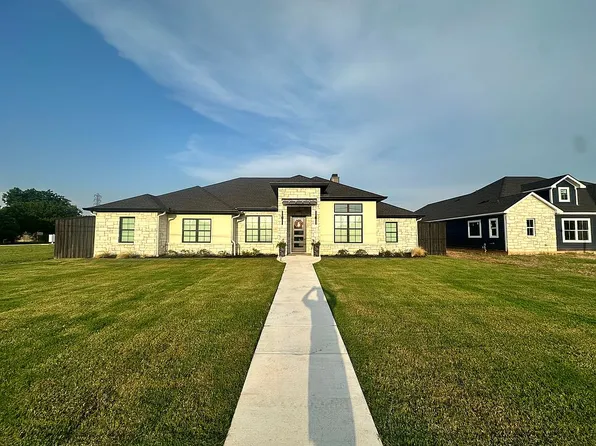 904 N Davis St, West, TX 76691