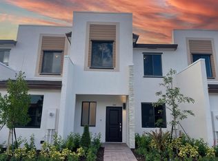 967 NE 211th St, Miami, FL 33179