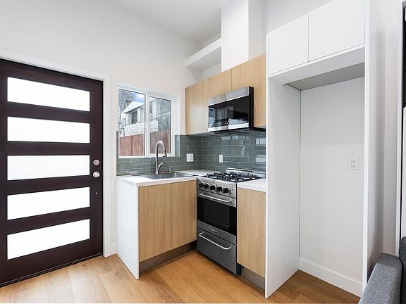 5th image of 1325 1/2 E Ocean Blvd #A