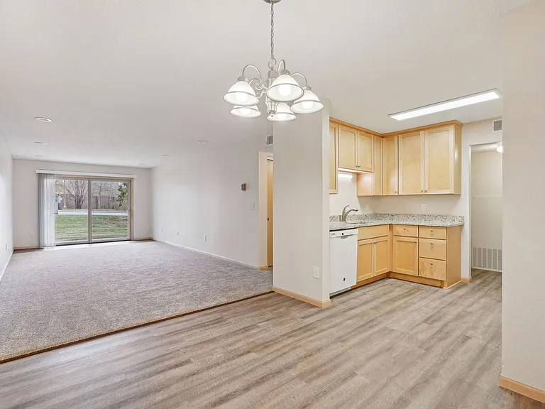 Larpenteur Estates Apartments — Photo 33