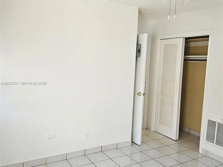 709 NE 4th Ct #6 — Photo 25