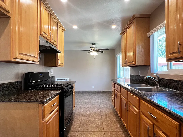 131 S Hamlin St #D — Photo 6
