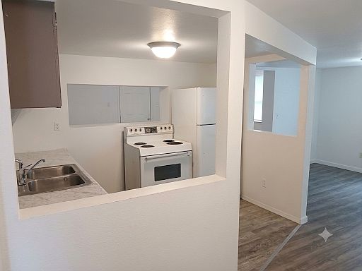 Kitchen with pass through window, Breakfast Nook with bar